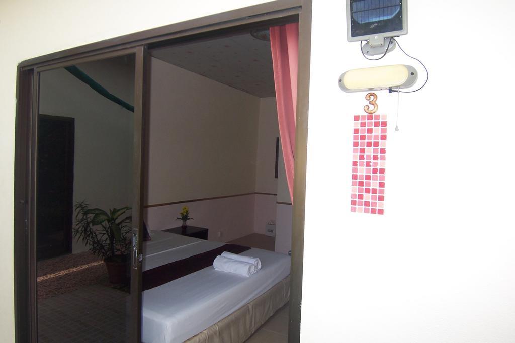 Phuket Airport Overnight Hotel Nai Yang-stranden Værelse billede