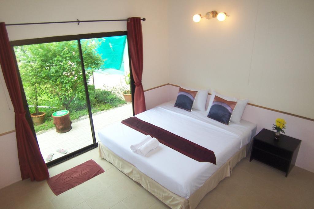 Phuket Airport Overnight Hotel Nai Yang-stranden Værelse billede