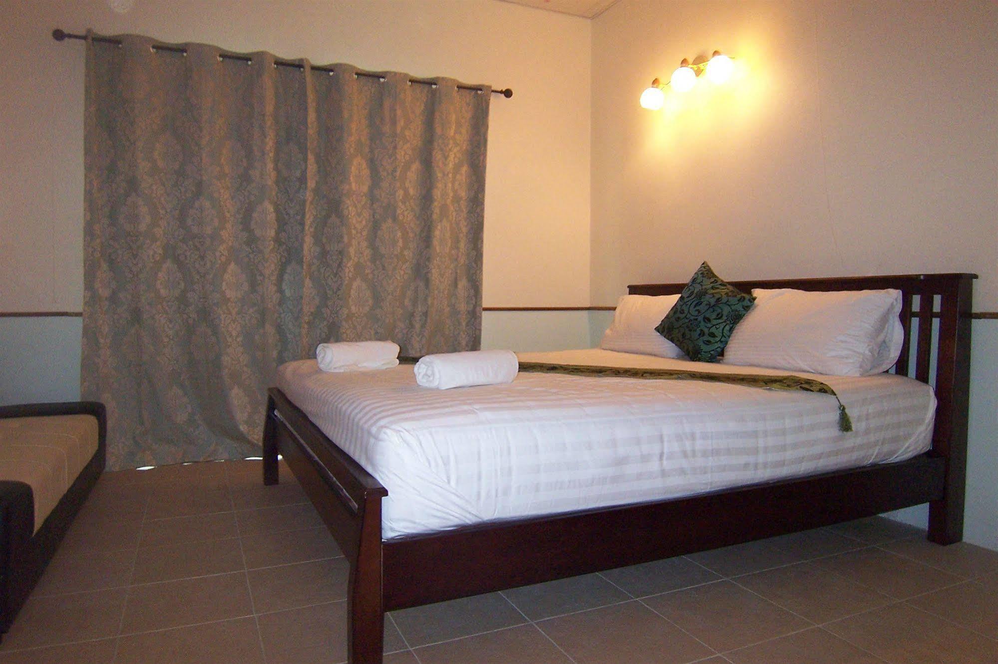 Phuket Airport Overnight Hotel Nai Yang-stranden Eksteriør billede